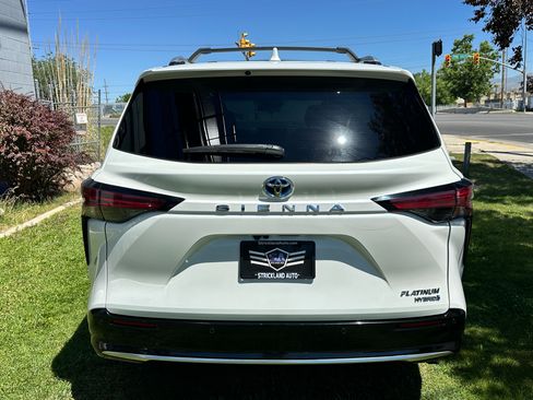 Used 2021 Toyota Sienna Platinum FWD image 7