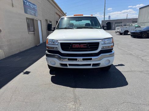 Used 2006 GMC Sierra 2500 W/T w/ Heavy-Duty Power Package RWD image 11