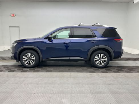 Used 2022 Nissan Pathfinder SL AWD/4WD image 2