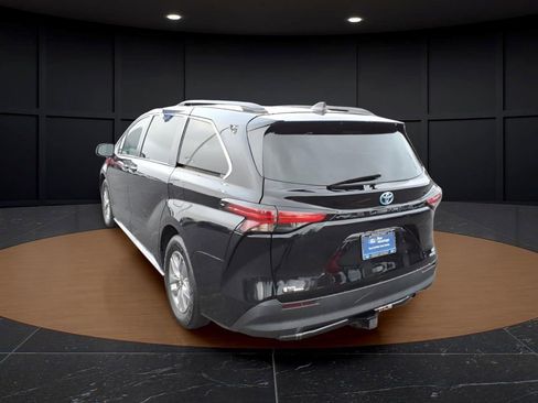 Used 2022 Toyota Sienna LE image 5