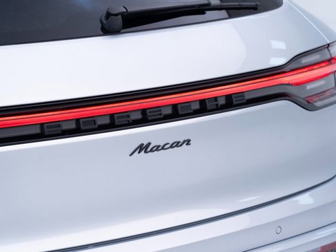 Certified 2026 Porsche Macan AWD/4WD image 13