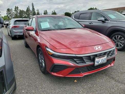 Used 2025 Hyundai Elantra Hybrid FWD image 2