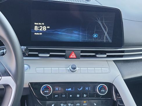 Certified 2025 Hyundai Elantra Limited image 11