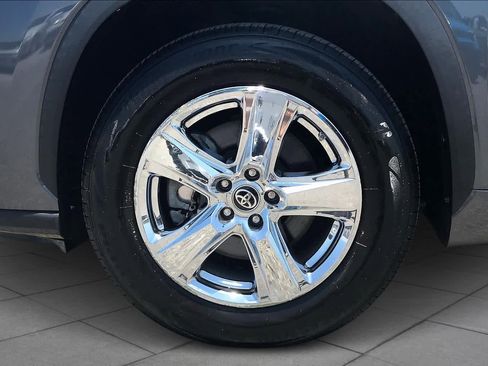 Used 2020 Toyota Highlander LE FWD image 11
