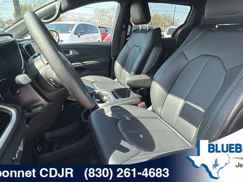 New 2026 Chrysler Pacifica Select FWD image 13