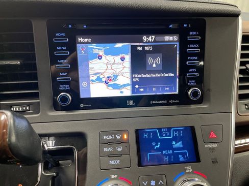 Used 2018 Toyota Sienna Limited image 18