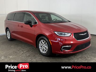 Used 2025 Chrysler Pacifica Select
