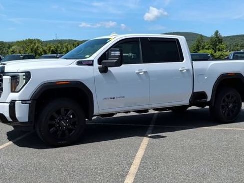 Used 2025 GMC Sierra 2500 AT4 AWD/4WD image 4