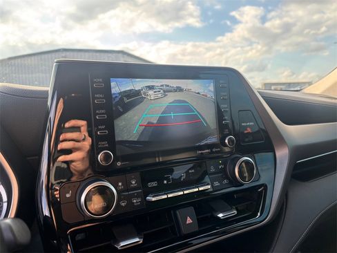 Used 2022 Toyota Highlander XLE image 23