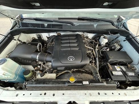 Used 2017 Toyota Tundra SR5 w/ SR5 Upgrade Package AWD/4WD image 32