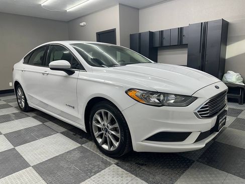 Used 2017 Ford Fusion SE FWD image 4
