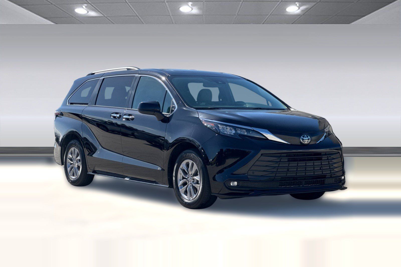 Used 2026 Toyota Sienna XLE FWD image 7