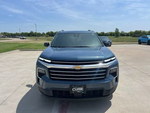 Used 2025 Chevrolet Traverse LT FWD image 2