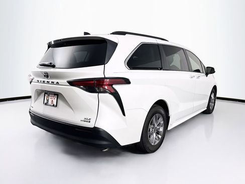 Used 2022 Toyota Sienna XLE image 10