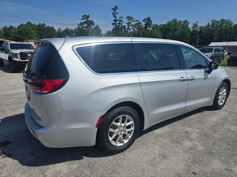 Used 2024 Chrysler Pacifica Touring-L FWD image 7