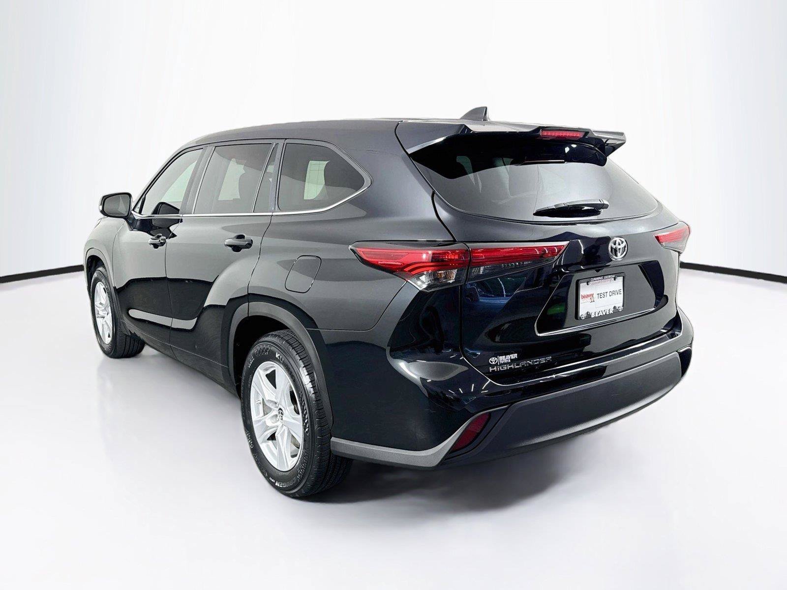 Used 2023 Toyota Highlander L FWD image 11