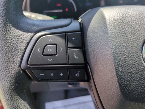 Used 2025 Toyota Sienna LE w/ LE Plus Package FWD image 17