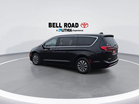 Used 2024 Chrysler Pacifica Limited FWD image 6