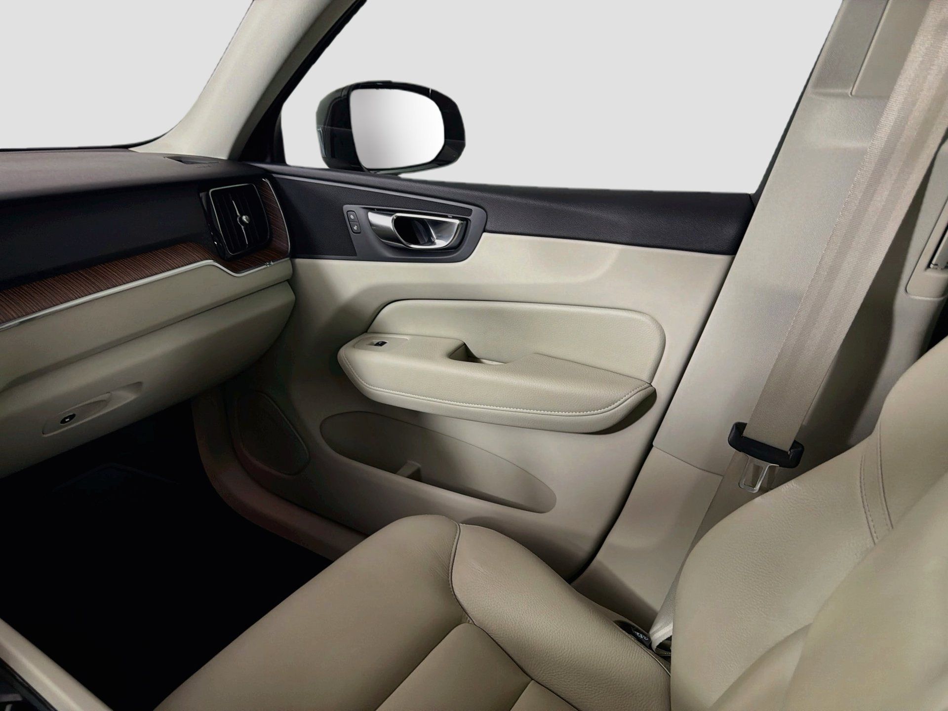 Used 2021 Volvo XC60 T5 Momentum w/ Premium Package FWD image 24
