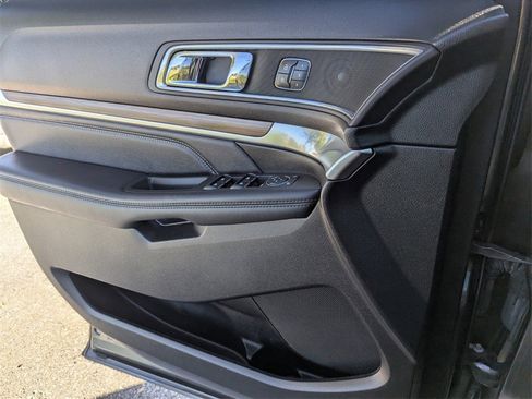 Used 2018 Ford Explorer Limited image 31