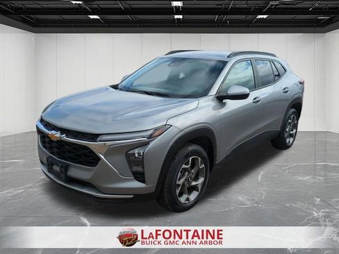 Used 2025 Chevrolet Trax LT w/ LT Convenience Package image 4