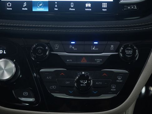 Used 2023 Chrysler Pacifica Limited image 16