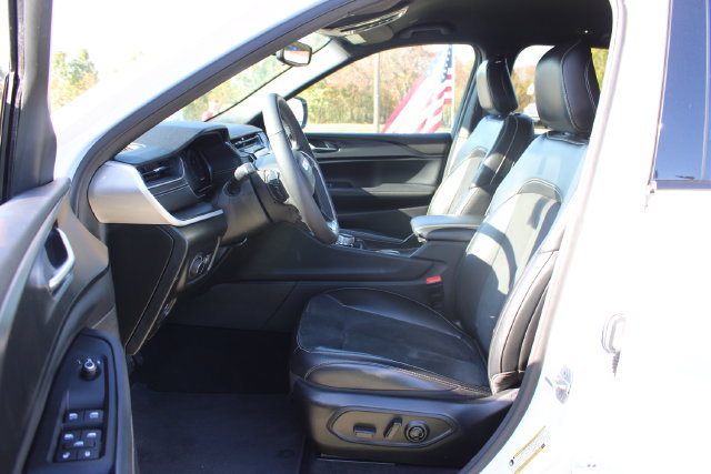 Used 2024 Jeep Grand Cherokee Altitude AWD/4WD image 8
