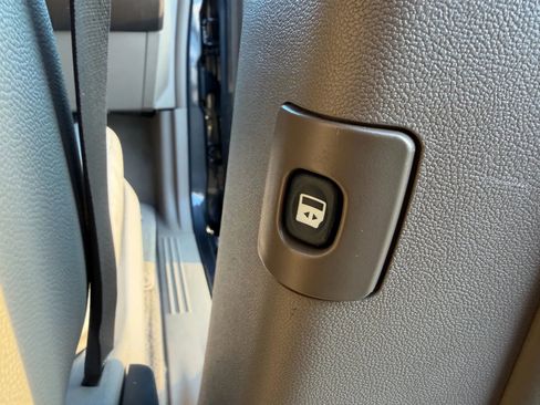 Used 2016 Chrysler Town & Country Touring image 27