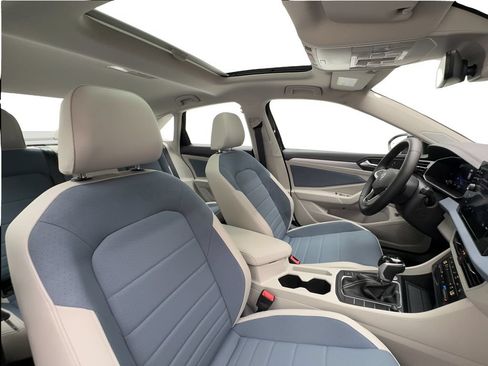 Used 2025 Volkswagen Jetta SE w/ Sunroof Package FWD image 31