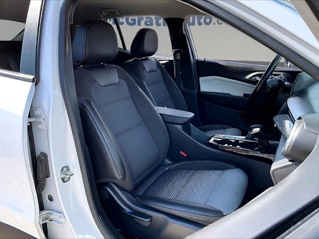 Used 2025 Chevrolet Trax LT w/ Driver Confidence Package FWD image 32