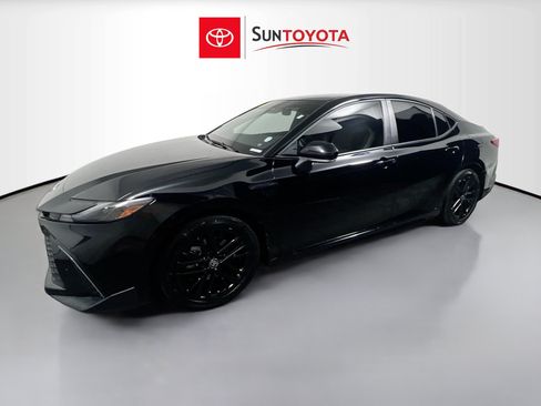 Used 2025 Toyota Camry SE w/ Convenience Package FWD image 9