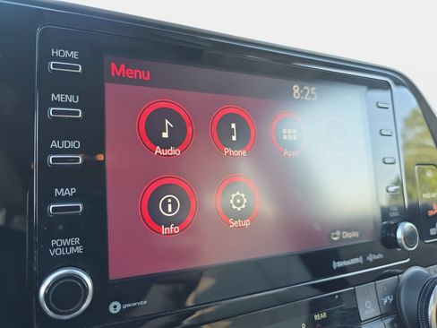 Used 2021 Toyota Highlander XLE AWD/4WD image 23