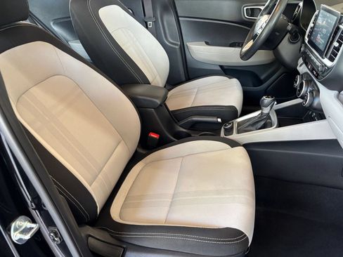 Used 2025 Hyundai Venue SEL FWD image 36