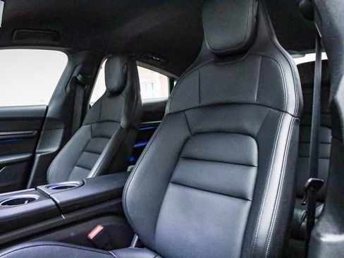 Used 2025 Porsche Taycan image 5