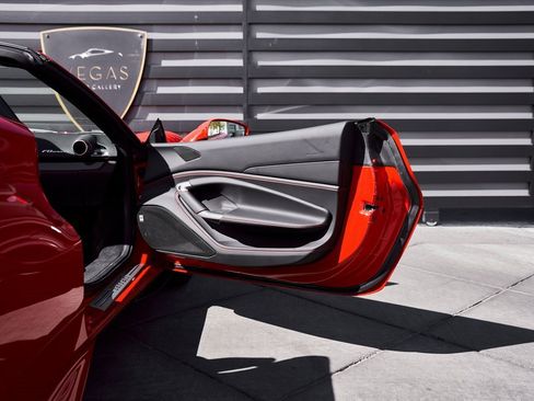 Used 2022 Ferrari F8 Tributo image 33