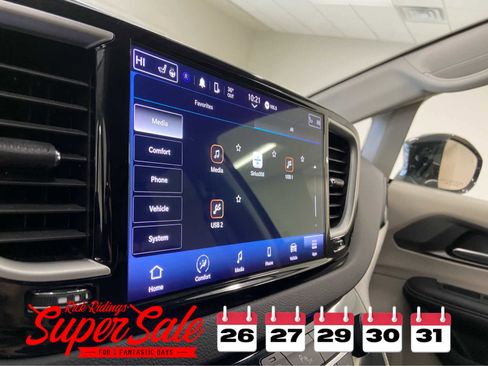 Used 2024 Chrysler Pacifica Touring-L image 32