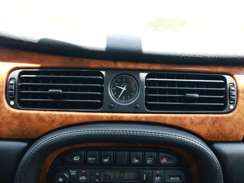 Used 2002 Jaguar XJ8 image 35