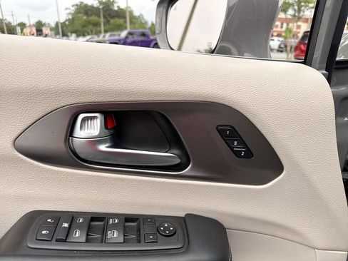 Used 2022 Chrysler Pacifica Touring-L FWD image 13