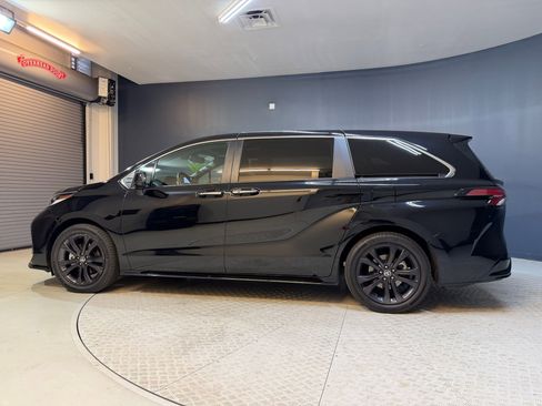 Used 2023 Toyota Sienna XSE FWD image 2