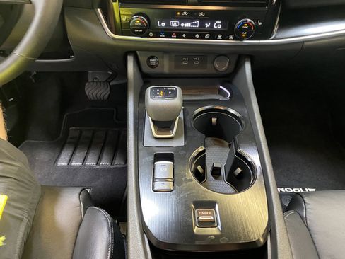 Used 2025 Nissan Rogue SL w/ Tech Package FWD image 46