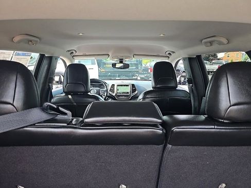 Used 2019 Jeep Cherokee Trailhawk w/ Cold Weather Group image 29