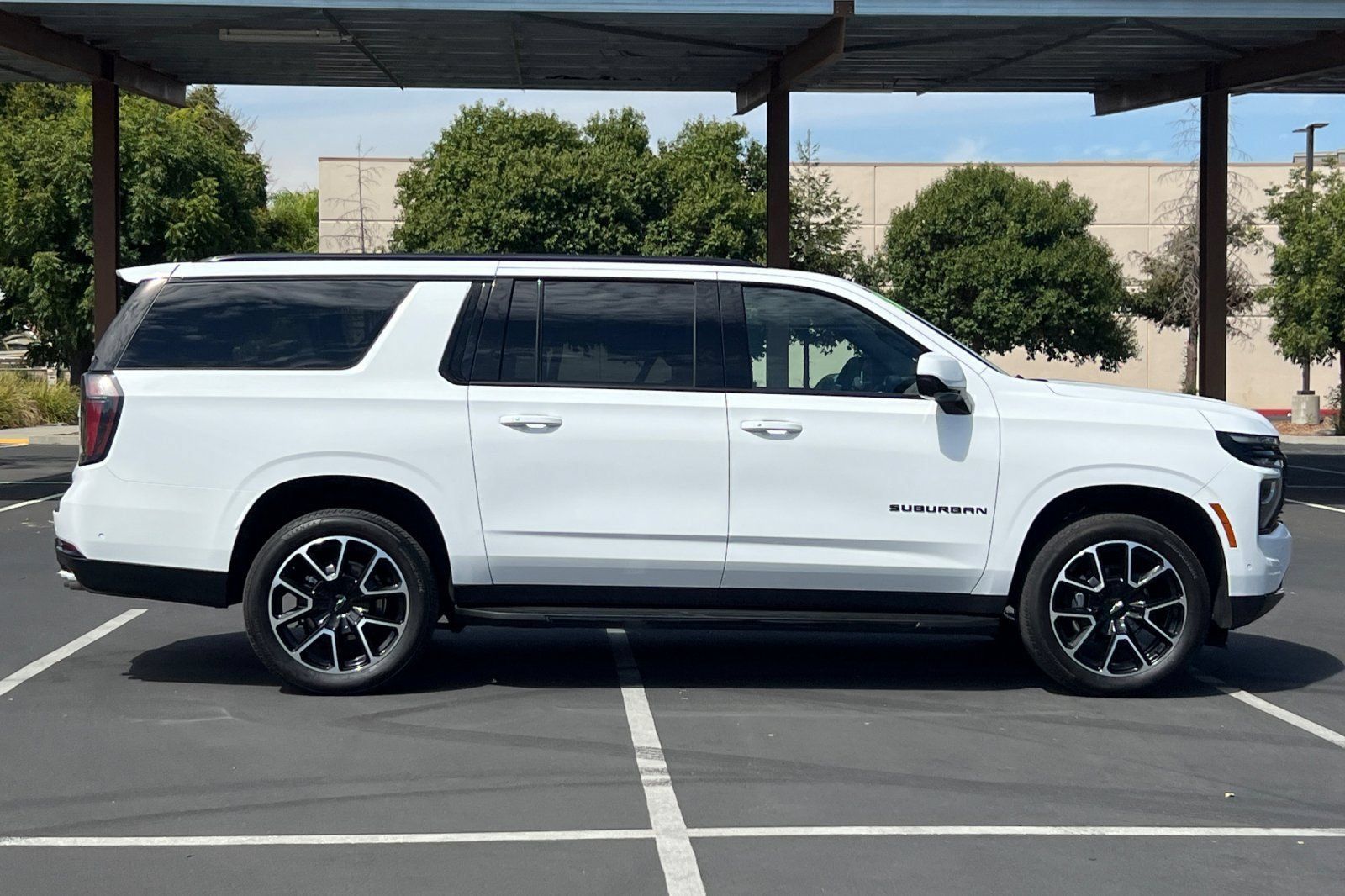 Used 2026 Chevrolet Suburban RST RWD image 10