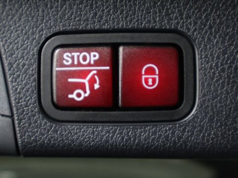 Used 2025 Mercedes-Benz GLB 250 4MATIC image 15