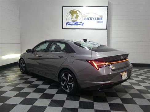Used 2022 Hyundai Elantra Limited FWD image 11