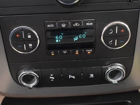 Used 2011 GMC Yukon XL SLT w/ SLT-2 Equipment Package AWD/4WD image 29