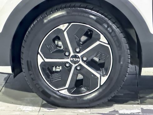 Used 2023 Kia Niro EX image 11