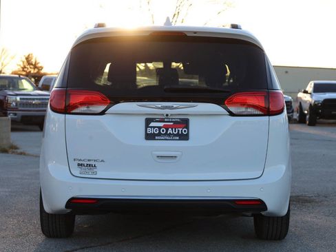 Used 2019 Chrysler Pacifica Touring-L image 10