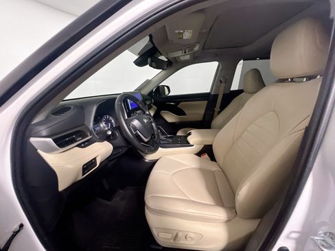 Used 2024 Toyota Highlander XLE FWD image 14