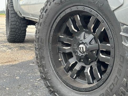 Used 2018 Toyota Tacoma Limited image 2