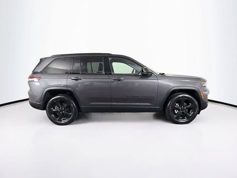 Used 2023 Jeep Grand Cherokee Altitude AWD/4WD image 12